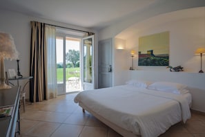 Double Room, Ground Floor | Premium bedding, Select Comfort beds, minibar, in-room safe - Hôtel Villa Les Rosiers (Grimaud)
