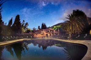 Front of property - evening/night - Hotel Termales El Batán (Cuitiva)