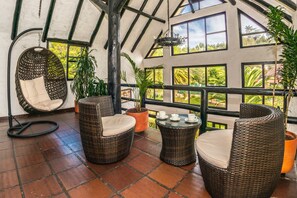 Televisión LCD de 32 pulgadas con canales por satélite, una televisión