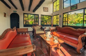 32-inch LCD TV with satellite channels, TV - Hotel Termales El Batán (Cuitiva)