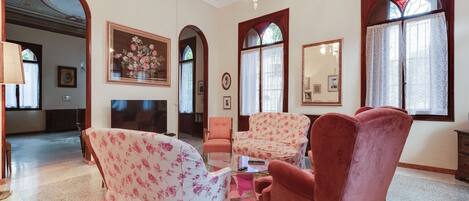 Télévision, cheminée