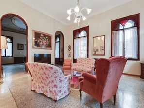 Télévision, cheminée