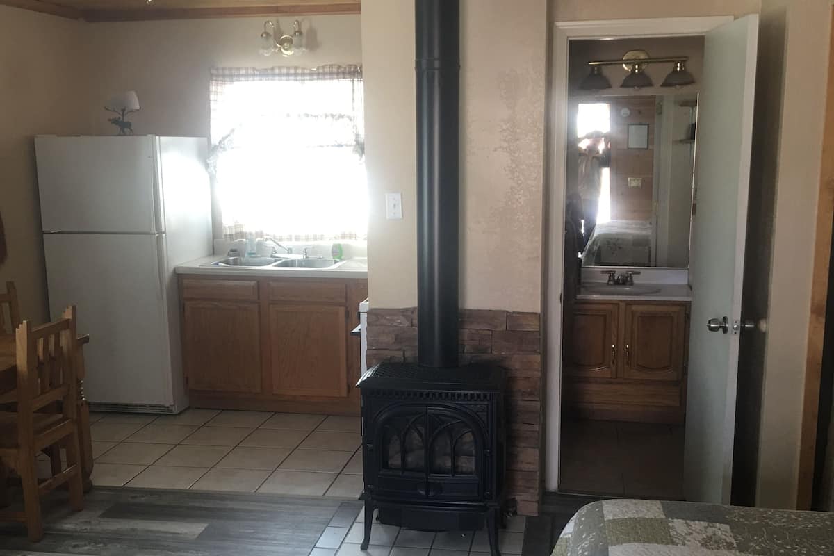 Elm | Private kitchen | Fridge, microwave, stovetop, coffee/tea maker