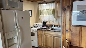 Willow | Private kitchen | Fridge, microwave, stovetop, coffee/tea maker