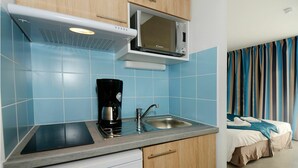 Private kitchen - Spacious Getaway w/ Terrace (Cap d'Agde)