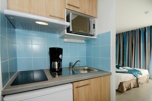 Coffee/tea maker, fridge, microwave, stovetop - Spacious Getaway w/ Terrace (Cap d'Agde)