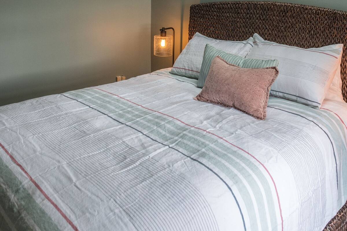Comfort Room | Premium bedding, desk, WiFi (free), bed sheets