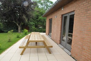 Outdoor dining - Holiday Home in Marche-en-Famenne near Train (Marloie)