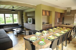 Dining - Holiday Home in Marche-en-Famenne near Train (Marloie)