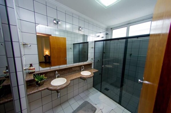 Douche, sèche-cheveux, serviettes fournies
