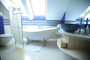 Quarto casal conforto, 1 cama King, vista para o jardim (Lawendowy) | Banheiro | Produtos de toalete grátis, secador de cabelo, chinelos