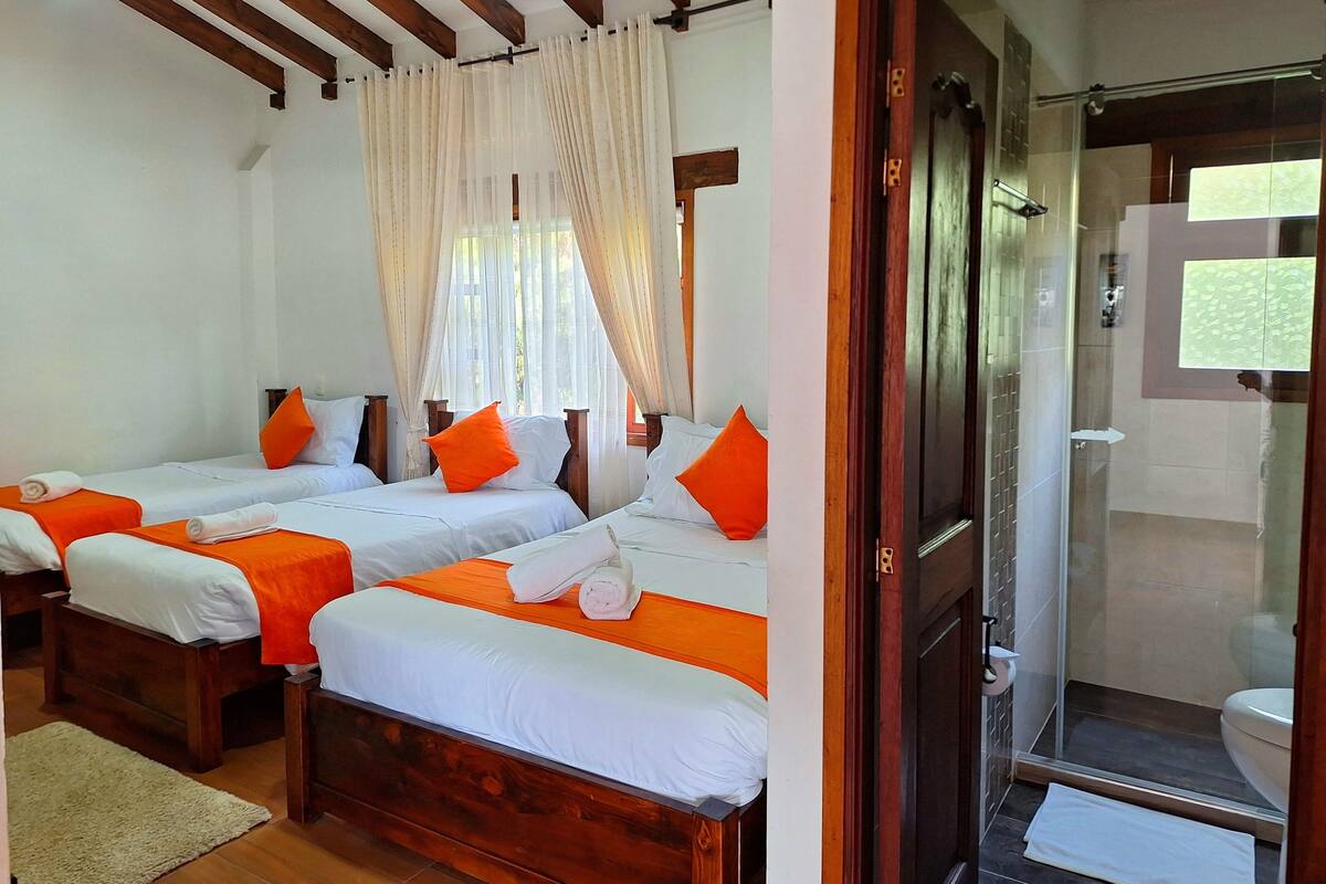 quadruple room | bathroom | free toiletries, slippers, towels