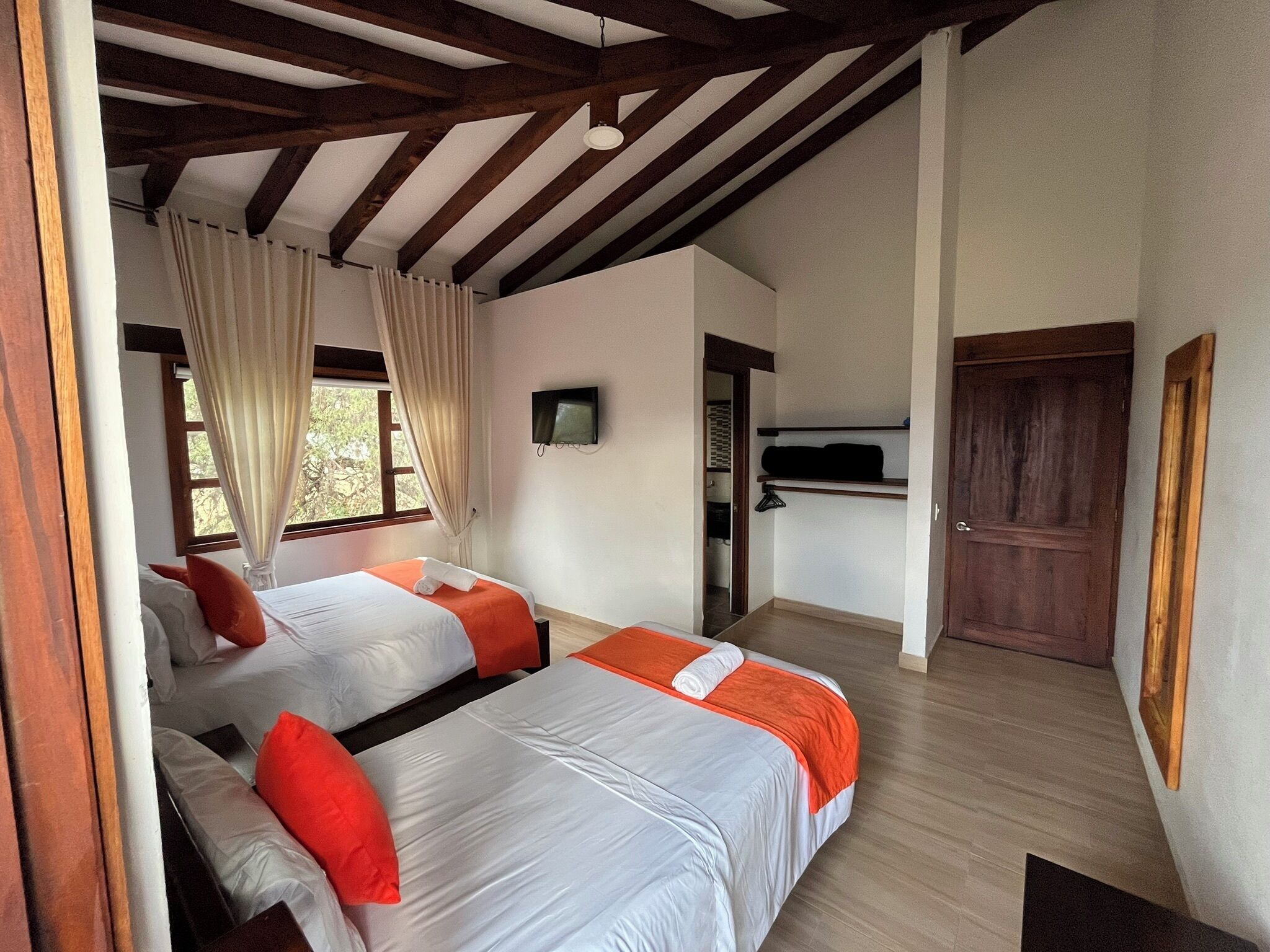 ห้องทริปเปิล | เครื่องนอนระดับพรีเมียม, ผ้านวมขนเป็ด, ผ้าม่านกันแสง, เตารีด/โต๊ะรีดผ้า