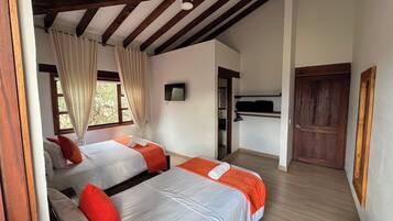 Quarto triplo | Roupas de cama premium, edredons de pluma, cortinas blackout