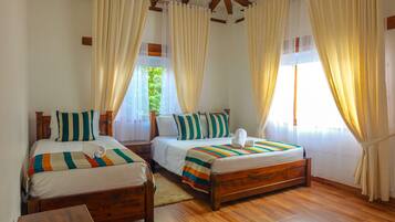 Habitación triple | Ropa de cama de alta calidad, edredón y cortinas blackout