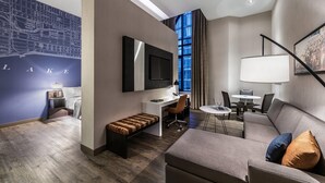 Suite, 1 Katil Raja (King) dengan Katil Sofa, Non Smoking | Peralatan tempat tidur premium, meja, seterika/papan seterika 