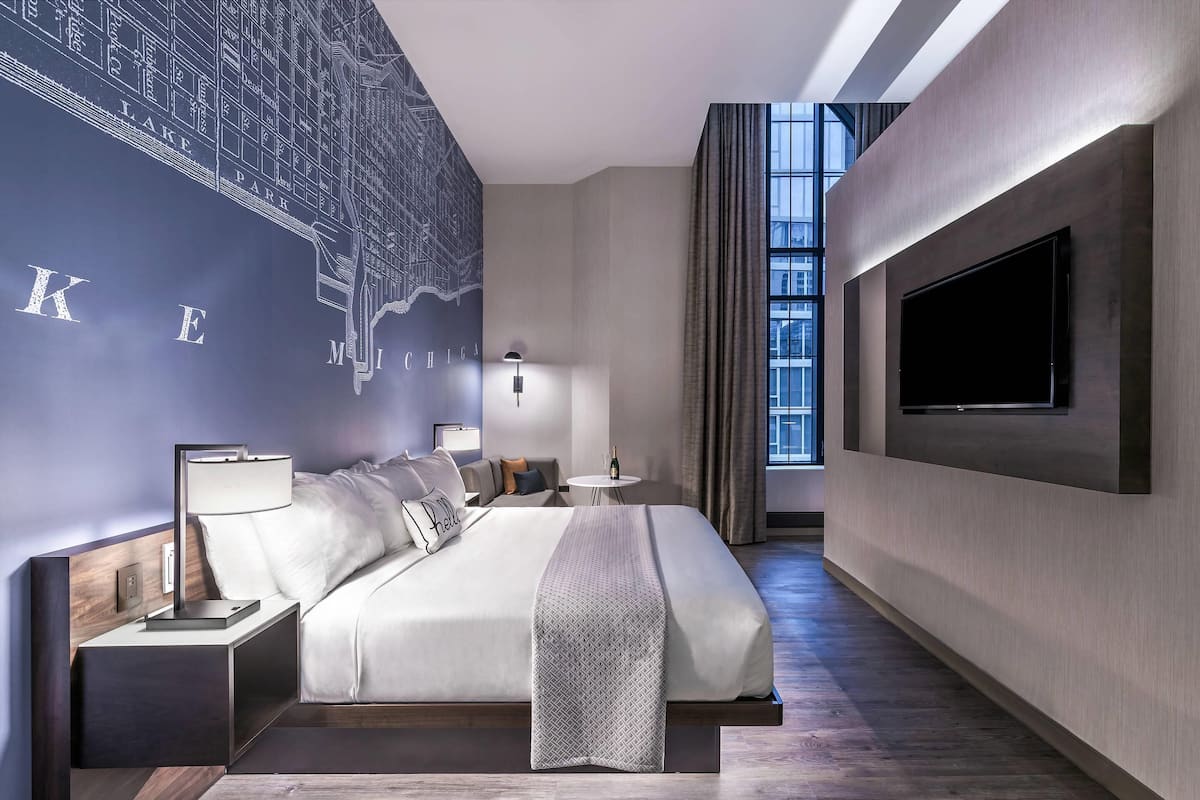 Phòng Suite, 1 giường cỡ king, không hút thuốc | Bộ đồ giường cao cấp, bàn, bàn ủi/dụng cụ ủi quần áo