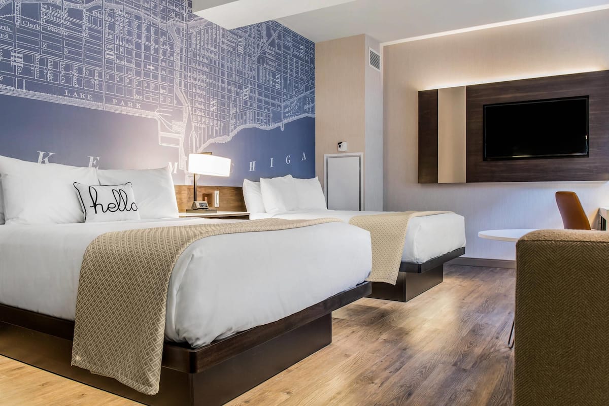 Phòng Tiêu chuẩn, 2 giường cỡ queen, không hút thuốc (Larger Room) | Bộ đồ giường cao cấp, bàn, bàn ủi/dụng cụ ủi quần áo