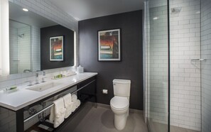 Articles de toilette gratuits, sèche-cheveux, serviettes fournies