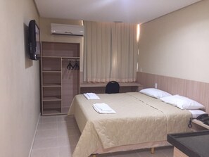 Minibar, meja kerja, tirai kedap cahaya, dan Wi-Fi gratis