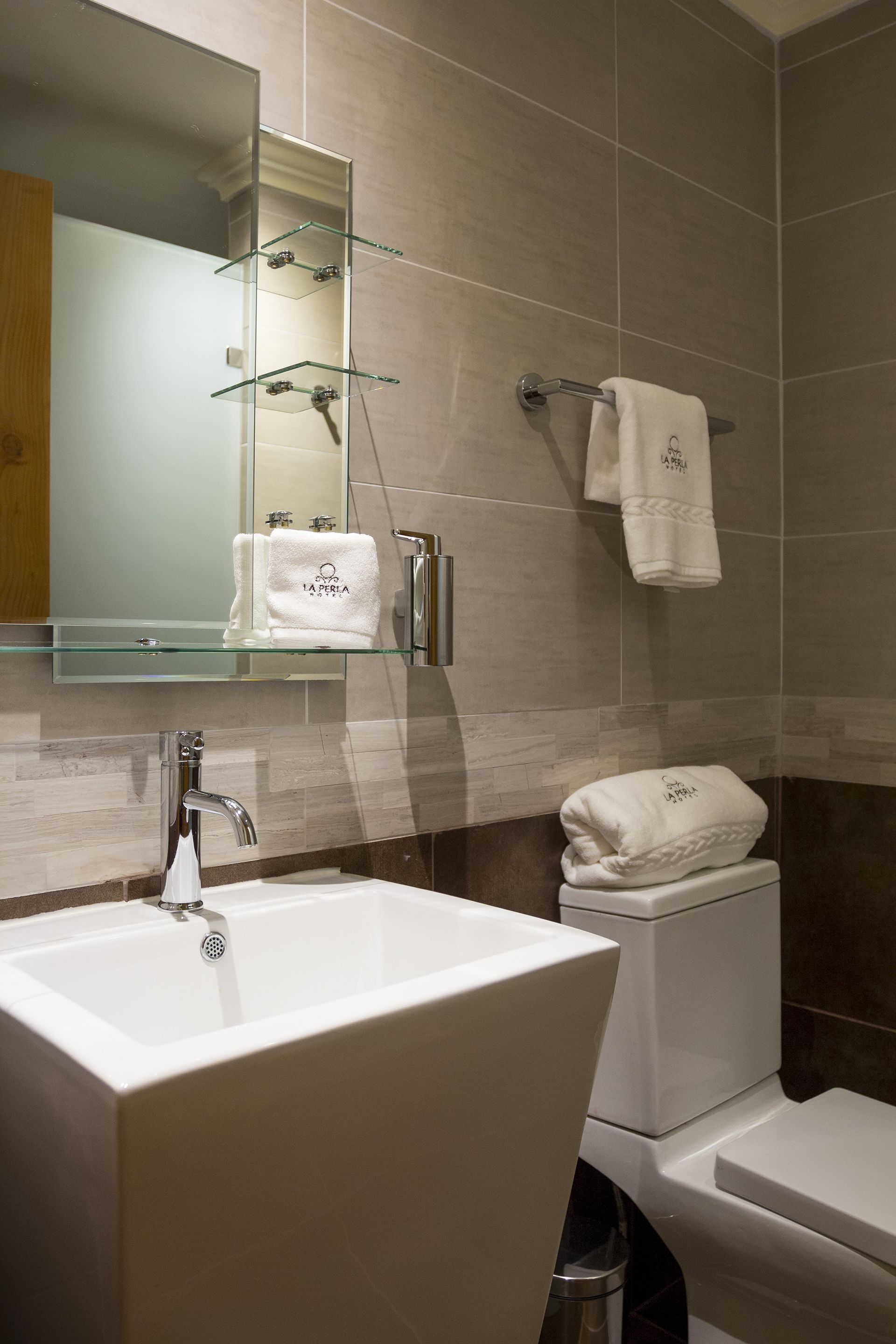 standard room, 1 king bed, balcony, park view | bathroom | free toiletries, hair dryer, towels