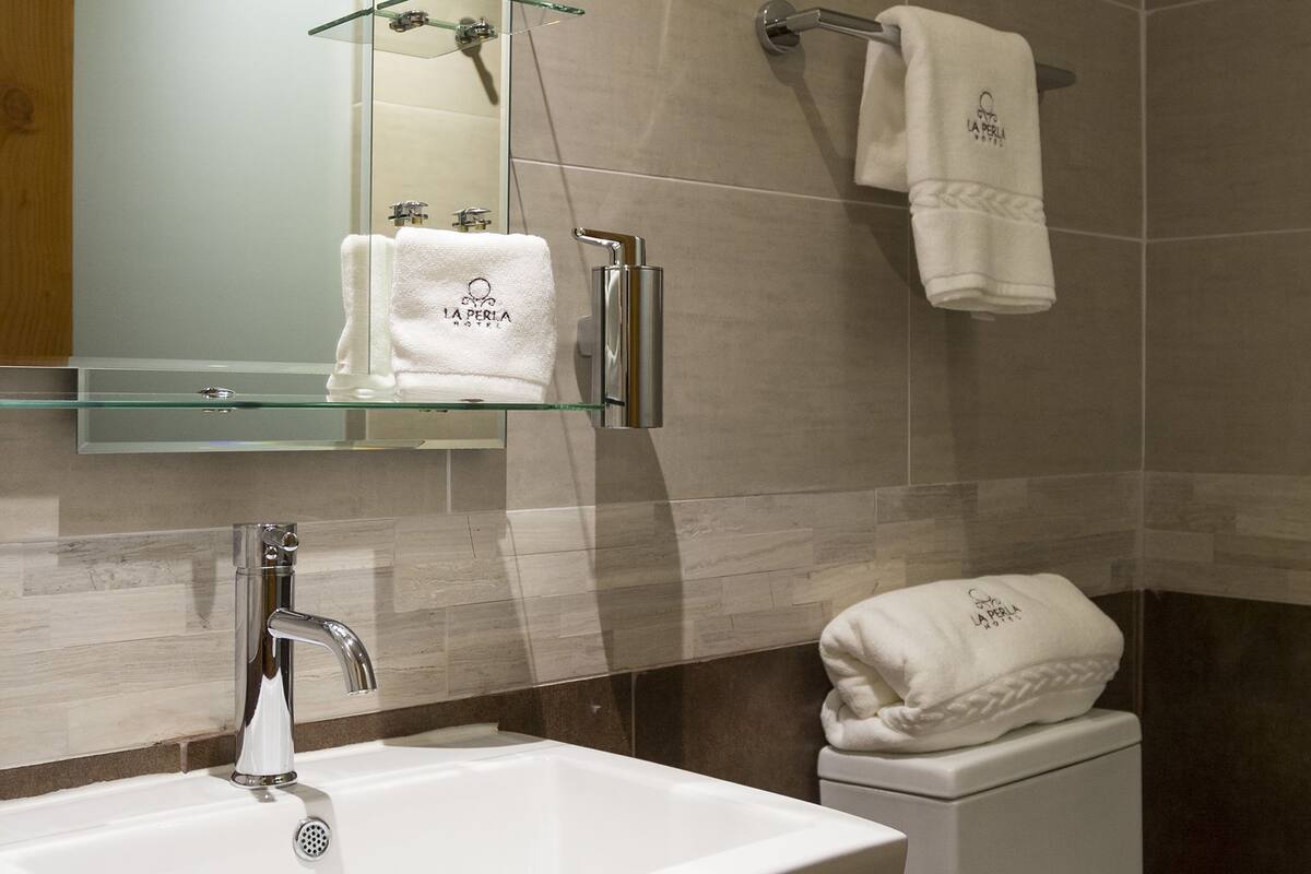 standard room, 1 king bed, balcony, park view | bathroom | free toiletries, hair dryer, towels