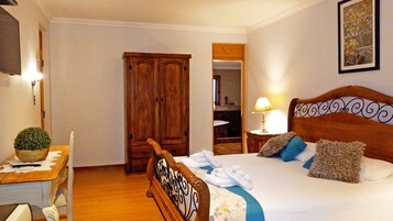 Quarto premium, 1 cama King, banheira de imersão, no piso térreo | Cofres nos quartos, escrivaninha, espaço de trabalho para notebook