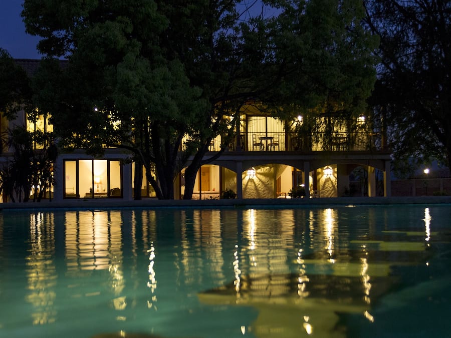 Piscina externa sazonal, espreguiçadeiras