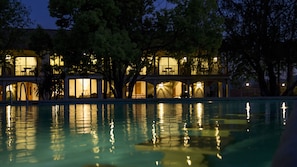 Seasonal outdoor pool, sun loungers - La Perla Hotel (Santa Cruz)
