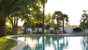 Piscina externa sazonal, espreguiçadeiras