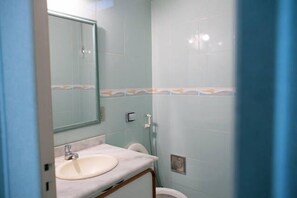 House, 6 Bedrooms | Bathroom | Shower, hair dryer, towels