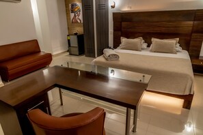 Executive Room | Minibar, in-room safe, desk, soundproofing