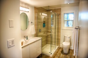 Rainfall showerhead, designer toiletries, hair dryer, bathrobes - The Francis Boutique Inn (Ucluelet)