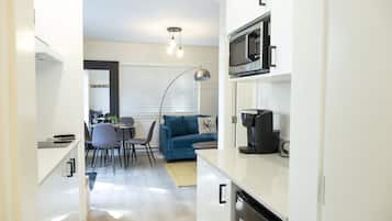 Suite #6 - Deluxe Apartment | Eigene Küche | Kühlschrank, Mikrowelle, Wasserkocher mit Kaffee-/Teezubehör
