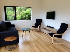 Casa, 2 quartos, cozinha, vista para o oceano | Sala de estar | TV de tela plana