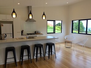 Rumah, 2 kamar tidur, dapur, pemandangan samudra | Dapur pribadi | Lemari es besar, microwave, oven, dan kompor