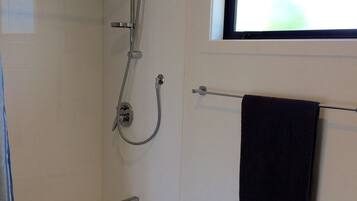 House, 2 Bedrooms, Kitchen, Ocean View | Bathroom | Combined shower/bathtub, towels