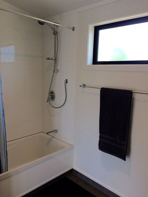 House, 2 Bedrooms, Kitchen, Ocean View | Bathroom | Combined shower/bathtub, towels - Ocean Cliff Court (Kuaotunu)