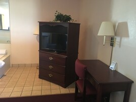 Escritorio, wifi gratis y ropa de cama 