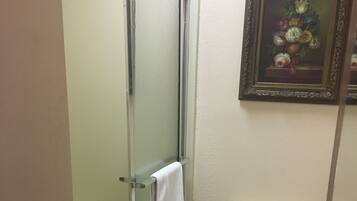 Ducha, artículos de tocador gratuitos, secador de pelo, toallas