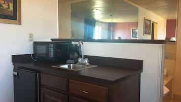 Suite, 1 King Bed, Non Smoking, Jetted Tub | Desk, free WiFi, bed sheets