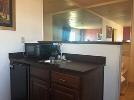 Suite, 1 King Bed, Non Smoking, Jetted Tub | Desk, free WiFi, bed sheets