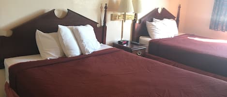 Habitación estándar, 2 camas Queen size, para no fumadores | Escritorio, wifi gratis y ropa de cama