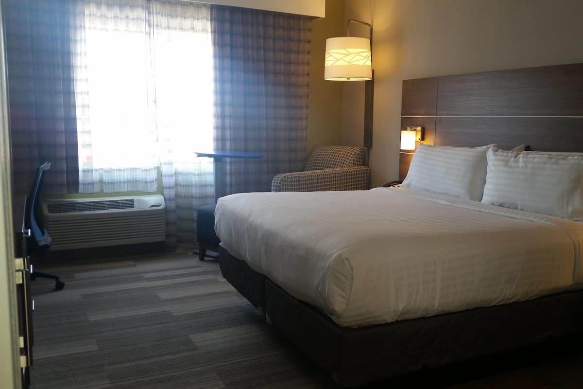 Premium bedding, in-room safe, desk, laptop workspace