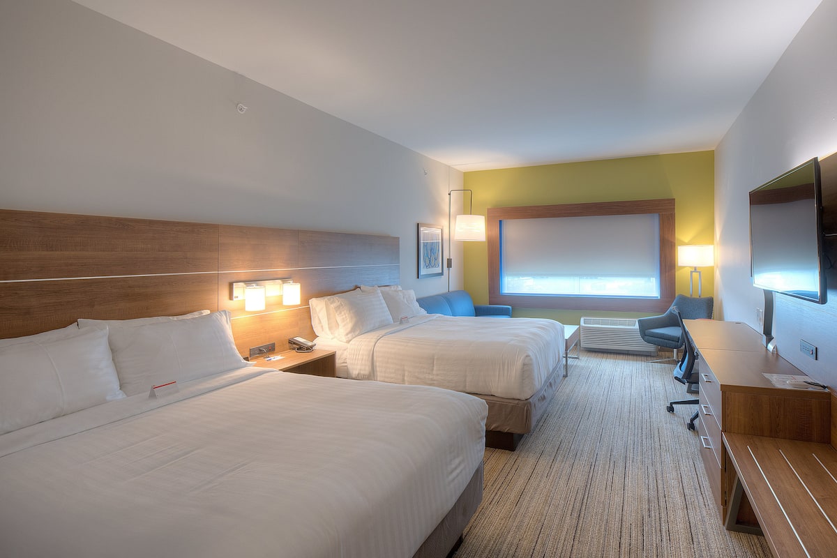Premium bedding, in-room safe, desk, laptop workspace