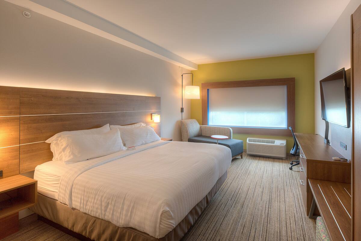 Ropa de cama de alta calidad y caja de seguridad en la habitación 
