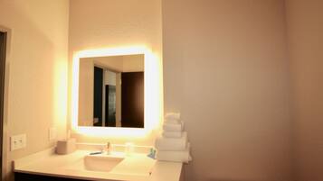 Combined shower/tub, rainfall showerhead, hair dryer, towels