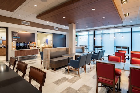 大堂休息区. Holiday Inn Express & Suites 卡马斯 - 温哥华 by IHG