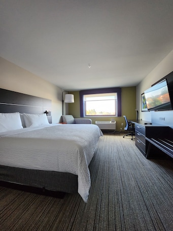 客房内保险箱、办公桌、笔记本电脑工作区、遮光窗帘. Holiday Inn Express & Suites 卡马斯 - 温哥华 by IHG