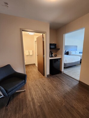 Een kluis op de kamer, een bureau, een laptopwerkplek